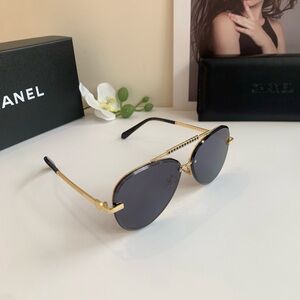 CHANEL's trending aviator-style sunglasses